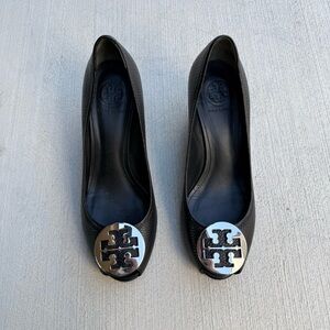Tory Burch Sally 2 Peep Toe Wedge Pumps Black Pebbled Leather Silver Logo 9 WM